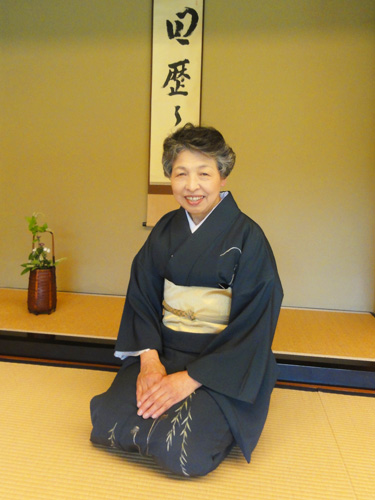 【 講師紹介 】
表千家・脇田先生。
茶席でのマナーや所作について、丁寧にご教授いただきました。