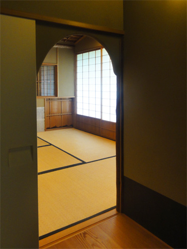 【 小間 】
文化的価値がとても高い小間。
特別に見学させていただき、小間にまつわる逸話も教えていただきました。