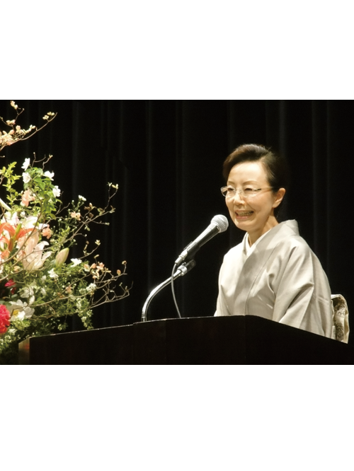 『オトナの女性が現代的(モダン)に装い、洗練された コーディネートにするためには、騒々しくならないように色数を少なくするということが大切です。