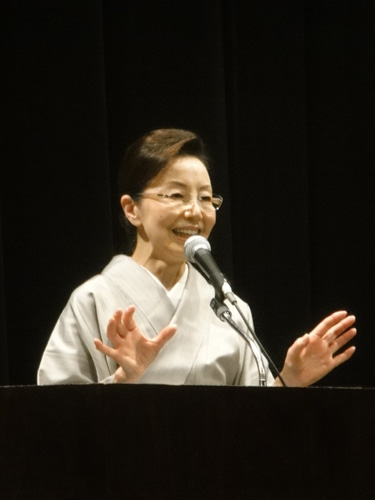 シンプルに無駄をそぎ落とすことで本当の美しさや、その人の心のありようまでもが着姿に表れてくると思うのです。自分の個性はきものだけでなく、草履やバッグも含め、トータルでバランスをとりながら作ることが大切です。