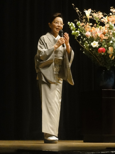 本日の森田先生の装いは、ご自身のパーソナルカラーであるグレーの きものの装い。長野県産の※塩蔵(えんぞう)繭(まゆ)を用いた光沢のあるしなやかな風合い。