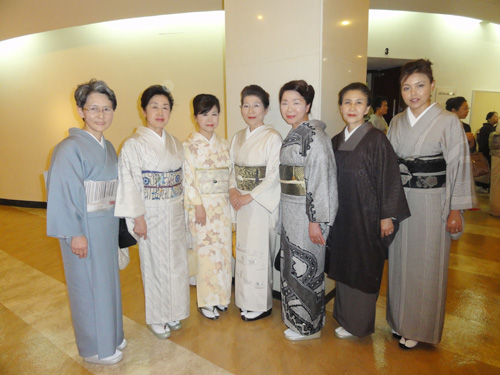 会場前で記念写真。