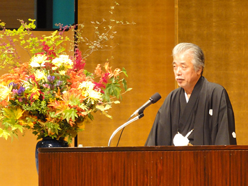 【 木村理事長挨拶 】
「生徒の皆さまには彩りあるきものライフで、人生の春夏秋冬どの季節においても輝き続けていただきたい｣