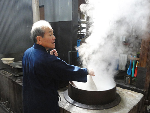 織り上がった生地の汚れや糊を落とし、｢しぼ｣を出す「湯もみ」という作業。
先人の知恵から誕生した技法。