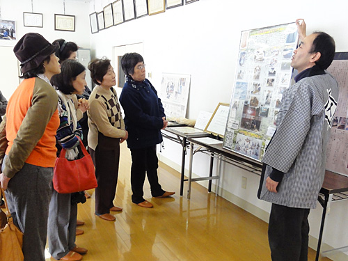 塩沢織物工業協同組合にて。
塩沢の織物の歴史を丁寧にご説明いただきました。