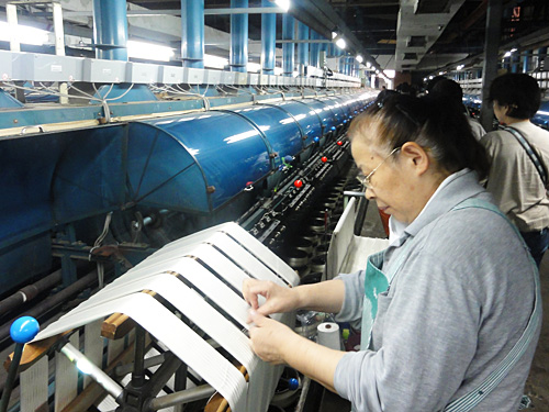 「揚返し」
小枠より大枠に巻き取る作業。繰糸で生じた生糸のふしなどを除去します。