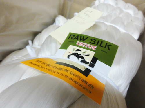 高品質な生糸の完成。
国産の繭にこだわり続けて製品開発をしています。