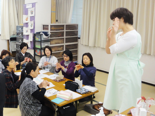 手の甲でパックの効果を試すと・・・
パックをした後では、お肌は化粧水の入りが違います。
