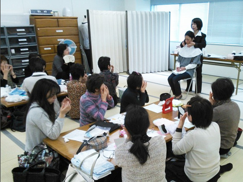 大学生の一人がモデルとなり先生がお手入れ。美肌になる&メイク上手になる・・・まさに美の追求です。