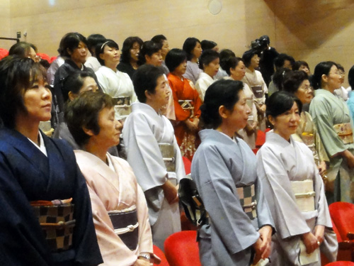 努力が実を結ぶ時。授与される生徒一人一人の名前が呼ばれます。