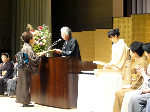 経営科の看板は理事長が一人ずつ手渡し。講師は生徒を温かく見守ります。
