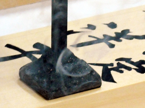 看板は檜の中でも最高級の「木曽檜」を使用。大自然の清々しい香りです。