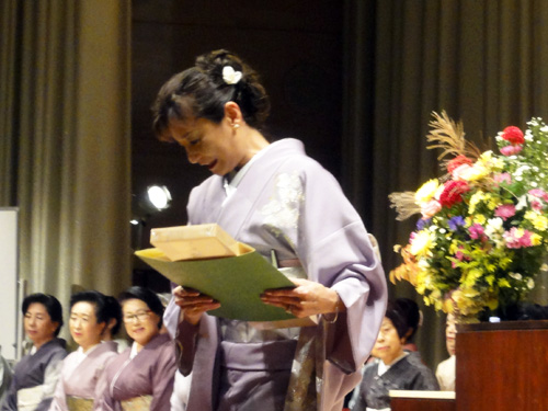 経営科卒業の認定証は、埼玉県小川町の「手漉き和紙」を使用。