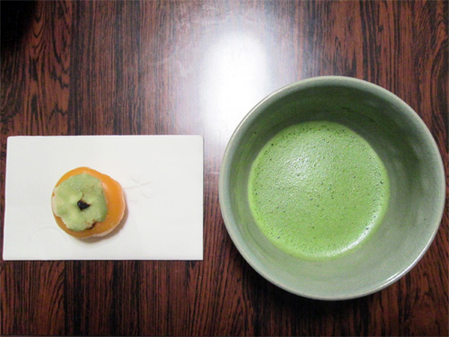 【 お菓子・茶碗 】
季節に合わせて用意し、茶席の様子と調和させます。