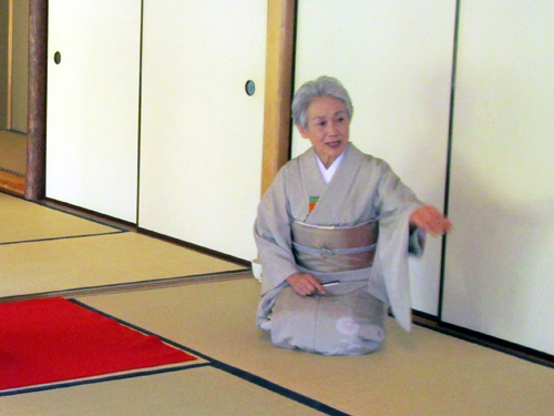 【 講師紹介 】
彩きもの学院横浜校講師でもある、裏千家・天野先生です。
