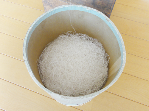 真綿から紡がれた糸。糸を切らせない繊細な技術がうかがえます。