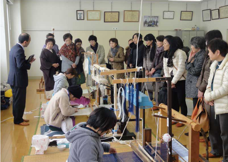 麻の糸は湿度の保たれた環境でなくては糸が切れてしまいます。
室内に加湿器を炊きながらの織機作業を行っています。