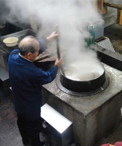【精錬】
余分な油分や汚れ、ゴミを
取り除く作業。
繊維を糸にする前に精錬する
場合など様々です。