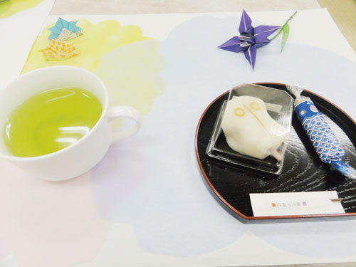和菓子の種類は全4種!
皐月をイメージしたお菓子と花菖蒲・こいのぼりを添えて。