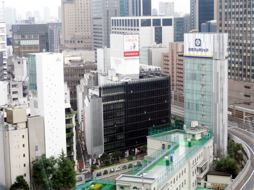 有楽町朝日ホールからは、今秋開校した 「銀座校」 を一望できます。<br />※右側の 「日本ジェネリック」 のビル
