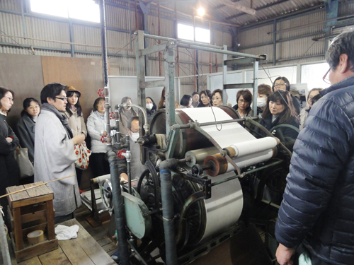 ●巾だし
湯通しで縮んだ反物の巾出しを専用の器具を使って行います。