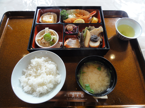 ご当地の老舗「喜久家本店」にて美味しいお食事。
メニューにある「すだれ麩」は結城名産。