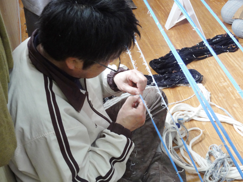 一反分の絣括りの作業は個人による作業。人によって括る強さが違うので文様にムラができてしまう為です。