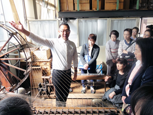 ・八丁撚糸機
伝統工芸品 「桐生御召」 の緯糸を撚糸します。