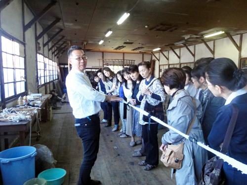 ・絞り作業
きもの一反を張り伸ばし、染色や絞り作業を行います。