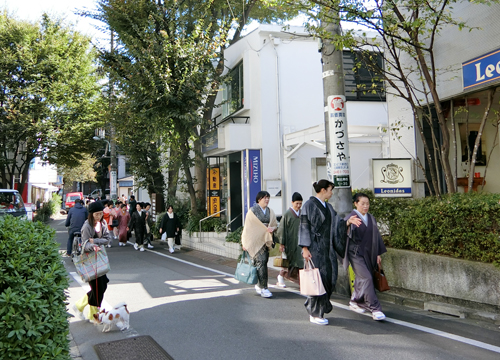 閑静な住宅街とおしゃれなブティックやレストランが介在する街。