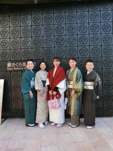 美術館前で記念写真。
