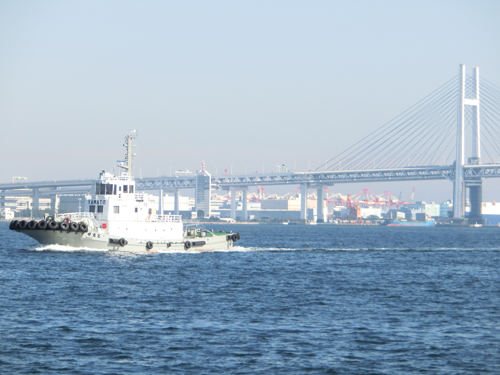海上から横浜ベイブリッジを望む―
