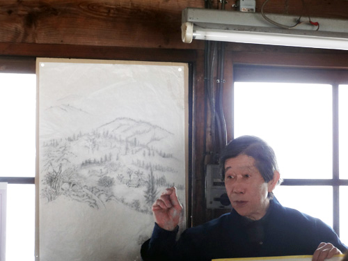 完成された設計図を説明されています。
絣模様のデザインを決める為に必要な作業です。細かく複雑な模様の為、忍耐力が求められます。