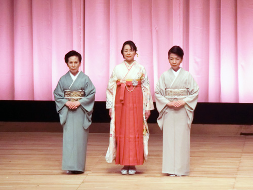 生徒の姿を先生方が暖かい目で見守ります。本当におめでとうございました。