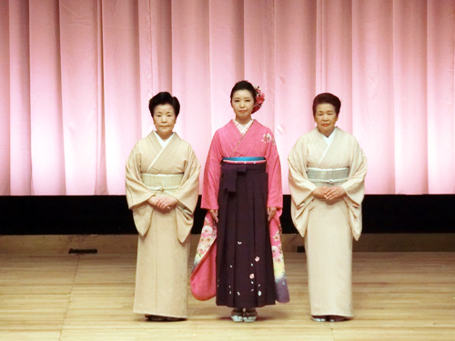 経営科の看板は檜の中でも最高級の木曽檜。学院オリジナルの焼印を、ひとつずつ心を込めて押印したものです。