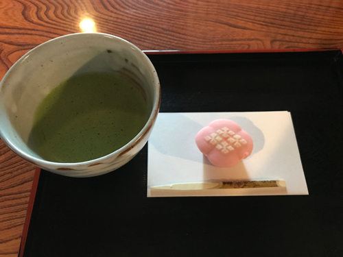 和館にある喫茶室ではお茶菓子なども楽しめます。