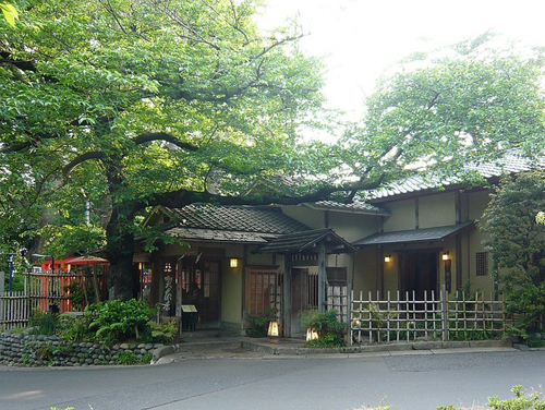 建物自体は明治8年以来のものが使用されています。過去、横山大観がオーナーだった事も。