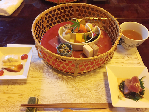 伝統と季節の彩を感じるお食事に舌鼓。