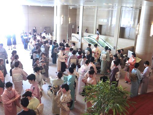 ロビーの様子。沢山のきもの美人が認定式開始を待ちわびている。