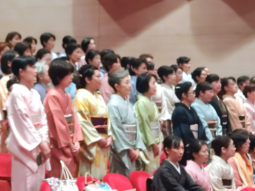 着付講師認定証を授与される、生徒一人一人の名前が呼ばれる。