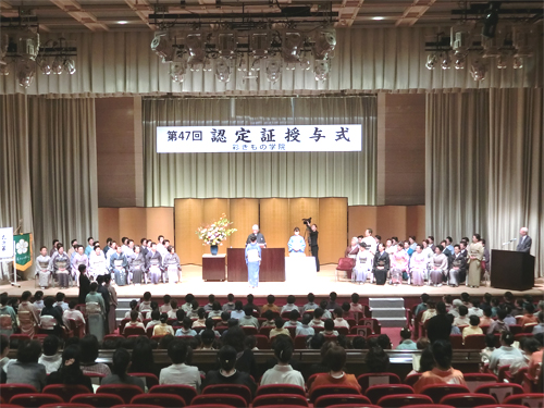 今回、認定証授与の対象者は303名。努力が実る感動の式典である。