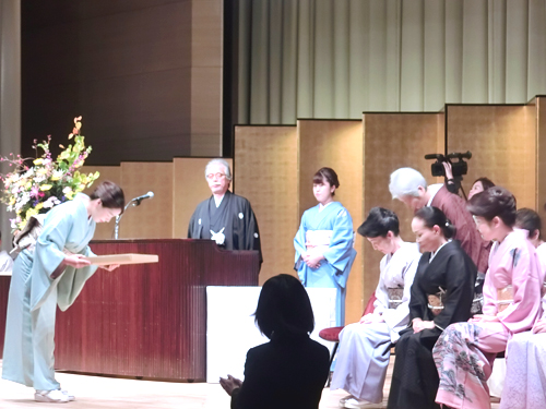 生徒を見つめる講師の温かい眼差しが印象的であった。