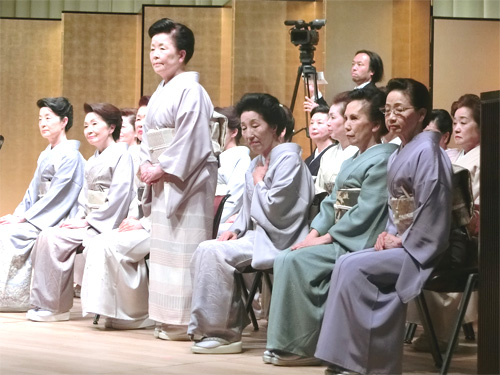 名前を呼ばれる生徒の姿を先生方が暖かい目で見守っていました。