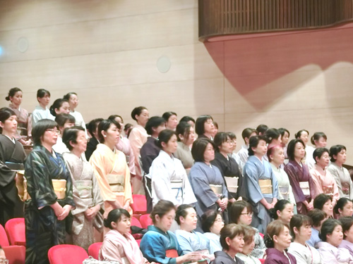 緊張と感動が渦巻く中、生徒一人ひとりの名前が呼ばれます。