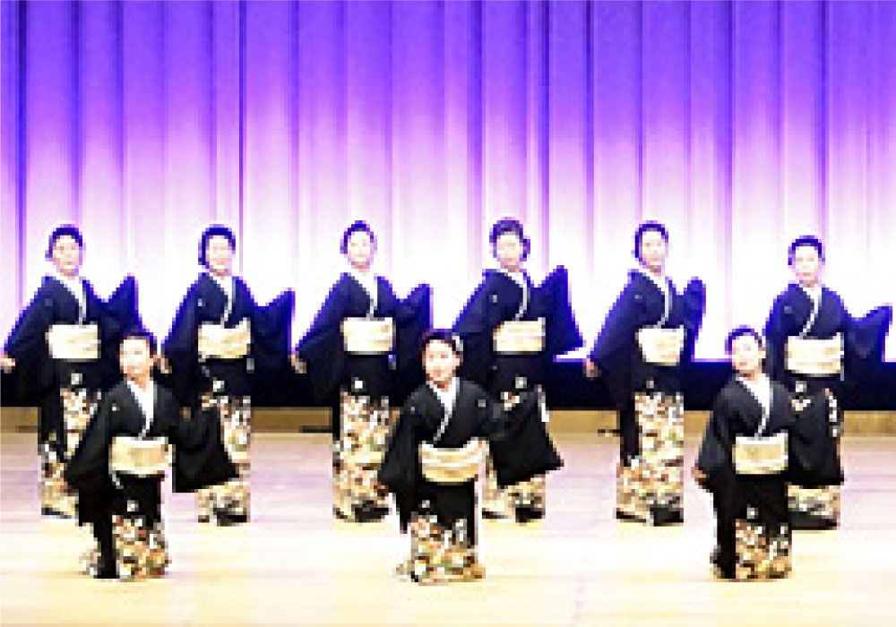 先生方の高度な帯結びや、先輩方の華やかなきものショー